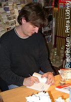 Marcus Hnnebeck beim Signieren